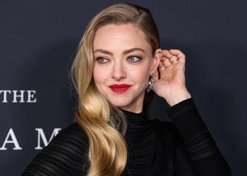 Seyfried lansuje najmodniejszy kolor na wiosnę. Wybrała polską markę