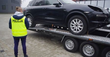 Pijany przewoził kradzione porsche. Chciał wręczyć policjantom łapówkę