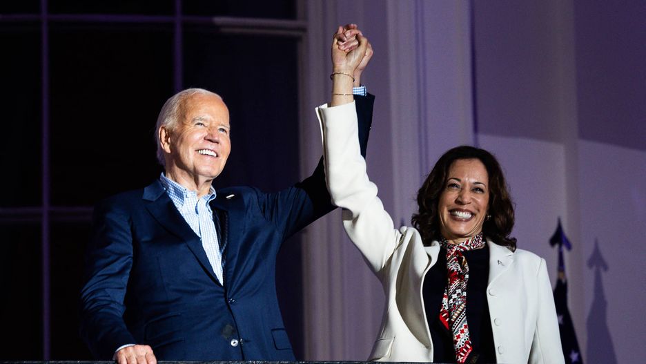 Fourth of July Fireworks in Washington
US President Joe Biden, left, and Vice President Kamala Harris appear on the Truman Balcony of the White House in Washington, DC to view the Independence Day fireworks display over the National Mall on Thursday, July 4, 2024.     Photo by Tierney L. Cross/UPI Photo via Newscom
Dostawca: PAP/Newscom
Tierney L. Cross
POTUS, VPOTUS, politics