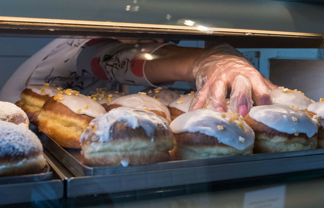 Pączki produkowane w cukierniach przemysłowych są znacznie tańsze od tych sprzedawanych w cukierniach