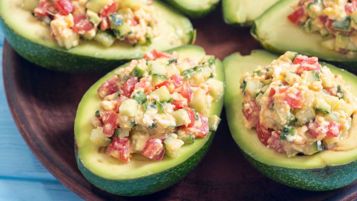 Awokado nadziewane. Smakowita przekąska na domową imprezę