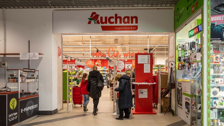 Logo Arkadiusz Zi�?ek
fot: Arkadiusz Ziolek/ East News. 19.03.2022.    n/z Wejscie do sklepu Auchan.
ARKADIUSZ ZIOLEK