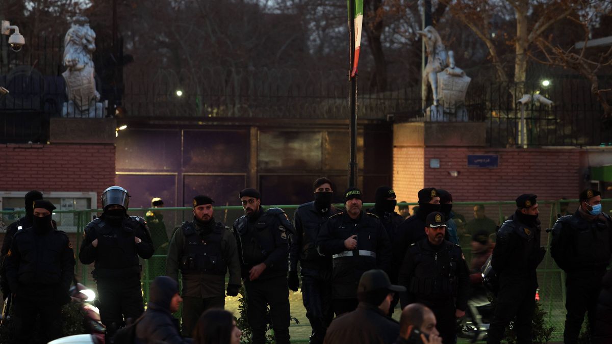Protest irańskich studentów przed Ambasadą Wielkiej Brytanii 