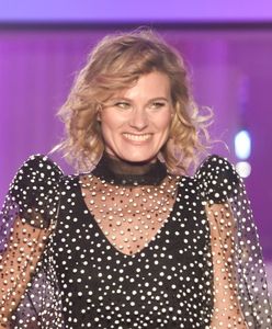 Anna Głogowska w bikini. Zasłania się kapeluszem