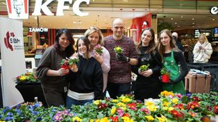 Wrocław: Trwa akcja Gazety Wrocławskiej "Kwiaty za elektrośmieci" w Galerii Dominikańskiej. Oddaj sprzęt lub karmę dla psów i odbierz wiosenne kwiaty