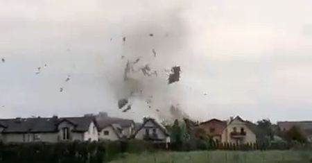 Kaniów. Przerażające nagranie. Tak trąba powietrzna zrywała dachy (wideo)