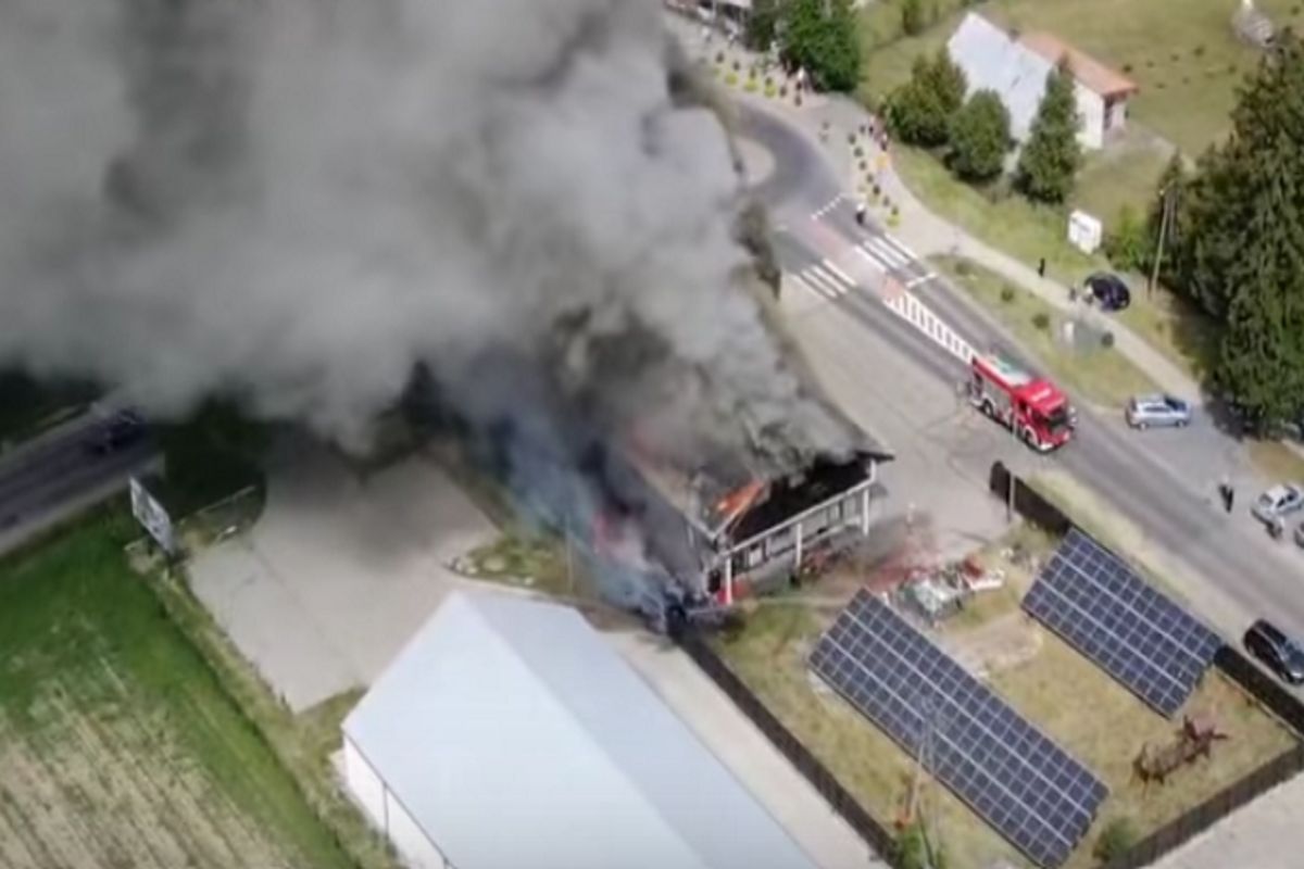 Ogromny pożar pod Wyszkowem. W akcji 15 wozów i 60 strażaków