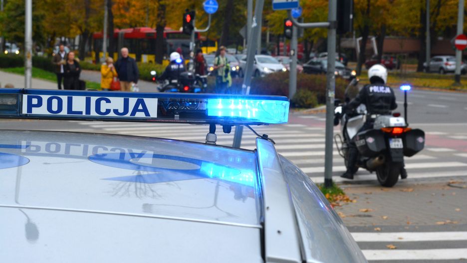 policjant, ruch, drogowy, motocykl, kontrola, motocyklista, kierowanie, ruchem, cmentarz, akcja, znicz, policja, polska, policjanci, wypadek, korek, zdarzenia, kodeks, policjantka, radiowóz, policji, polskiej, niebiescy, glina, drogówka, ogniwo, wypadkowe, grupa, zdarzeniowa, kamizelka, odblaskowa, napis, znak, symbol, prawo, wroclaw, bulaje, sezon, motocyklowy, skuter, kask, kombinezon