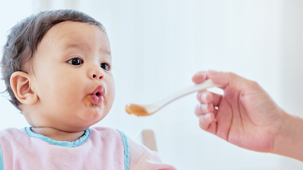 Ugotowana marchewka może być pierwszym pokarmem stałym dla niemowlęcia