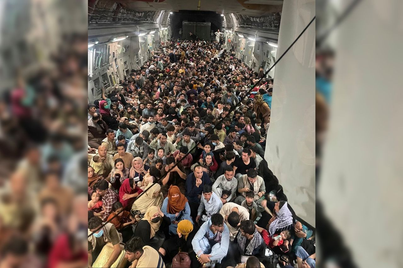 Zdjęcie wykonane przez jednego z pasażerów lotu Kabul - Katar na pokładzie transportowca C-17.