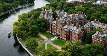 Trump vs Harvard: Prezydent żąda miliarda dolarów za "haniebne błędy" prestiżowej uczelni