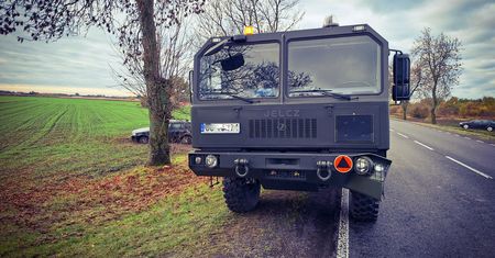 Z kraju: Wypadek na DK62 w Zarębinie. BMW przewróciło się do rowu, ranna 52-latka