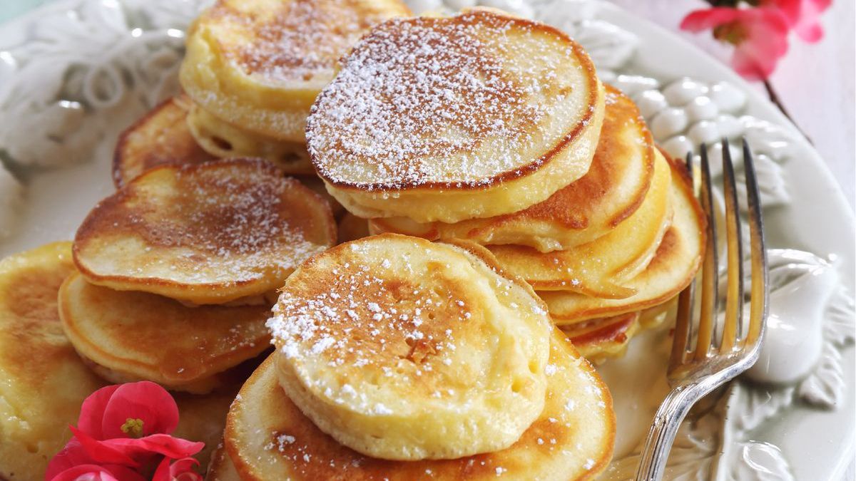 Puszyste racuszki z jabłkami posypane cukrem pudrem