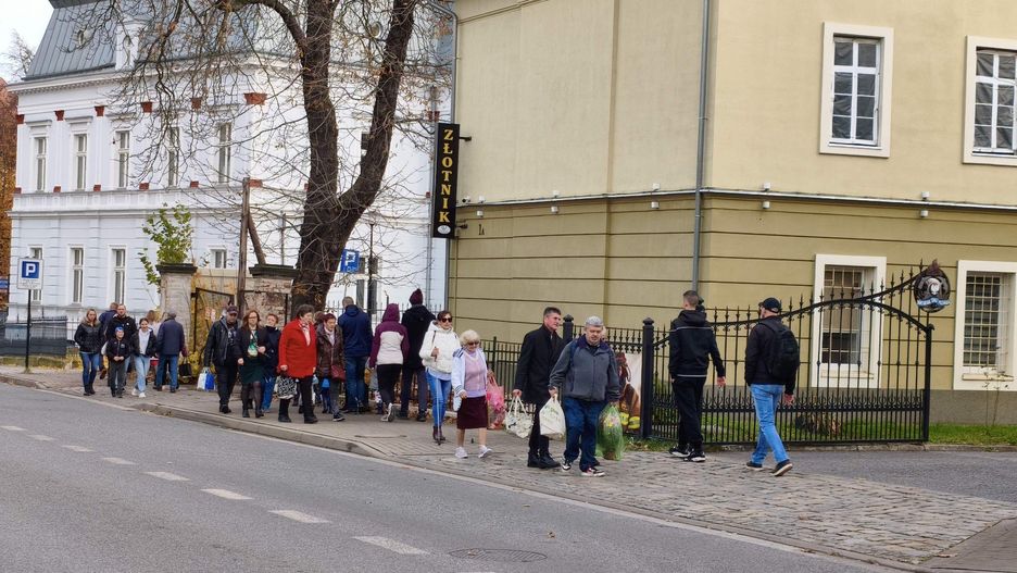 Wszystkich Świętych 2025: Rzeka odwiedzających największą wałbrzyską nekropolię