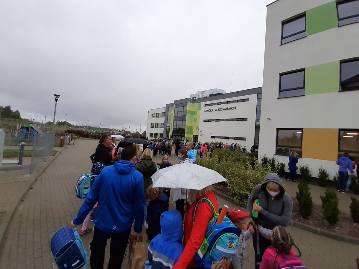 Powrót do szkoły. Uczniowie w całej Polsce stoją w długich kolejkach przed wejściem do placówek
