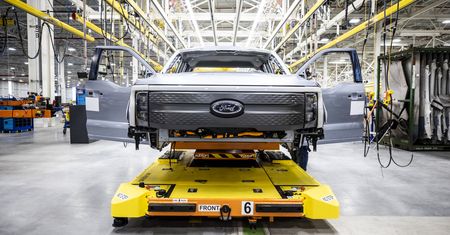 Ford rozważa kolejne zwolnienia w USA – twierdzą amerykańskie media