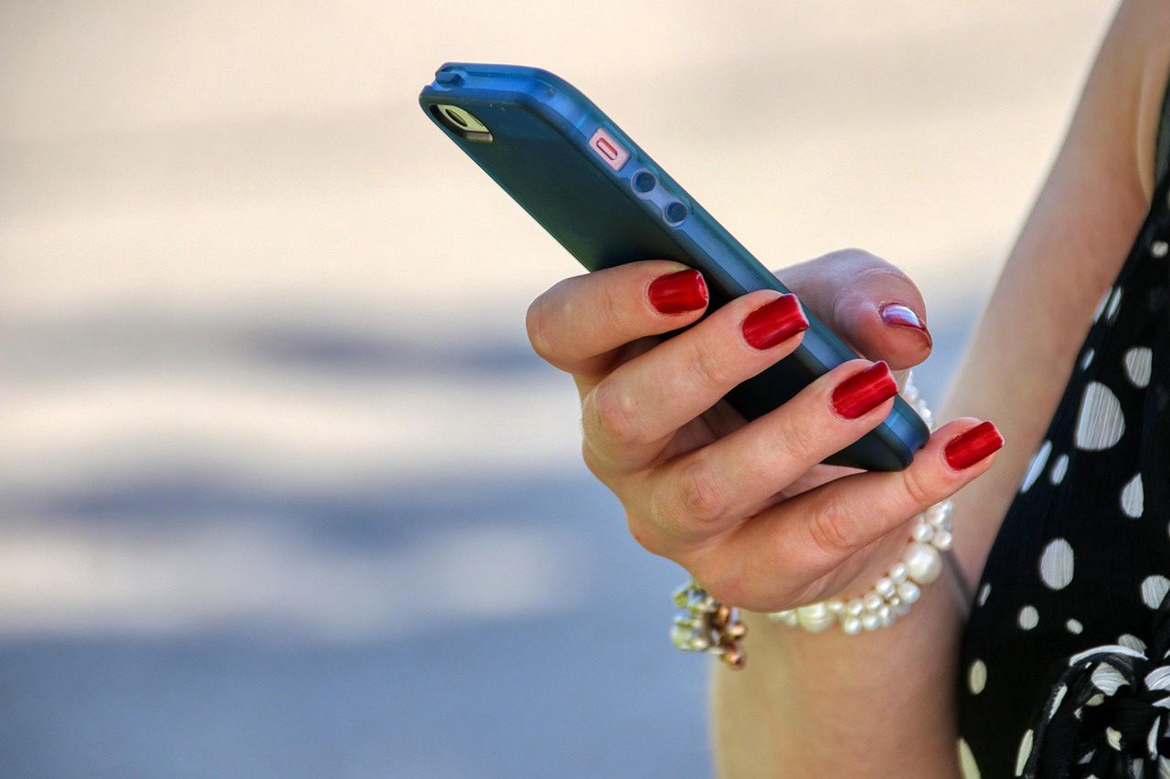 Wakacje to żniwa dla oszustów. Uwaga na fałszywe rezerwacje i SMS-y z dopłatą