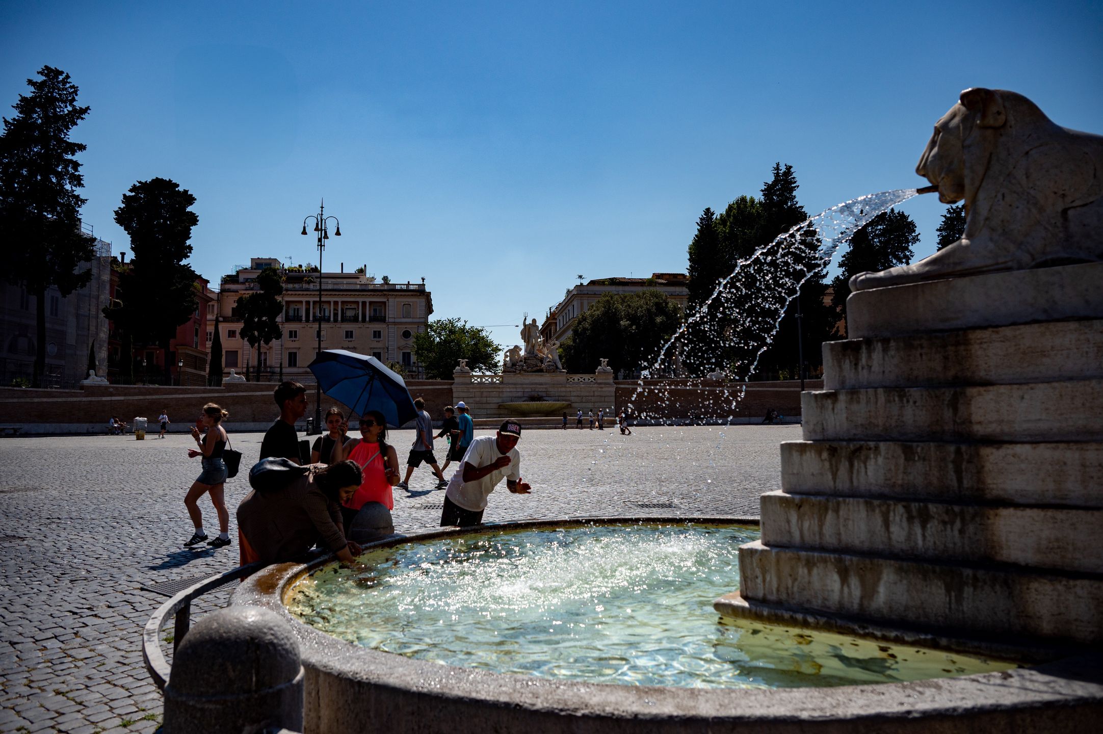 People cool off during an ongoing heat wave with temperatures reaching 40 degrees at Piazza del Popolo in Rome, Italy, on July 6, 2025. (Photo by Massimo Valicchia/NurPhoto via Getty Images)