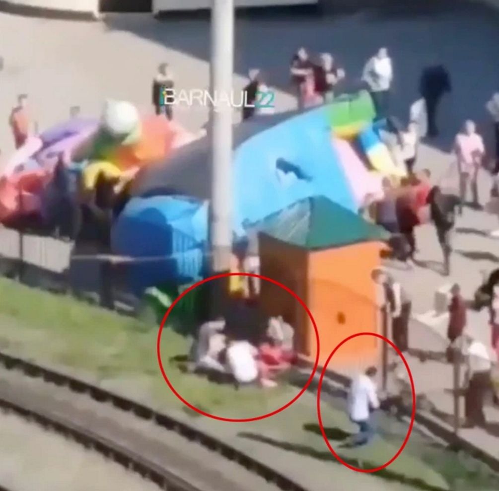 Dziewczynki zostały wyrzucone na tory tramwajowe