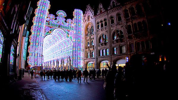 Świetlista katedra zbudowana z 55 tys. lampek [wideo] 1