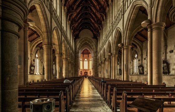 "Cyfrowe przebudzenie" w Kościołach. AI pisze kazania i symuluje rozmowę z Bogiem