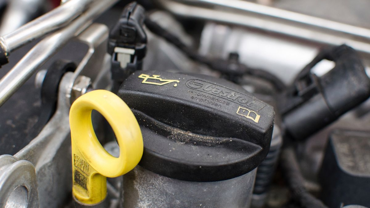 Warto regularnie sprawdzać stan oleju i wymieniać go częściej, niż zaleca producent