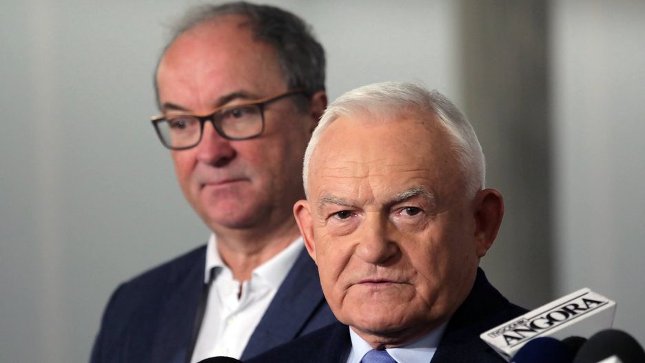 Leszek Miller, W�odzimierz CzarzastyWarszawa, 21.12.2017. Przewodnicz�cy SLD W�odzimierz Czarzasty (L) oraz by�y premier Leszek Miller (P) podczas konferencji prasowej w Sejmie, 21 bm. Konferencja dotyczy�a uruchomienia przez KE art. 7.1 traktatu unijnego wobec Polski. (tg/doro) PAP/Tomasz GzellTomasz Gzellbriefing prasowy, konferencja prasowa, Leszek Miller, polityk, polityka, SLD, W�odzimierz Czarzasty
