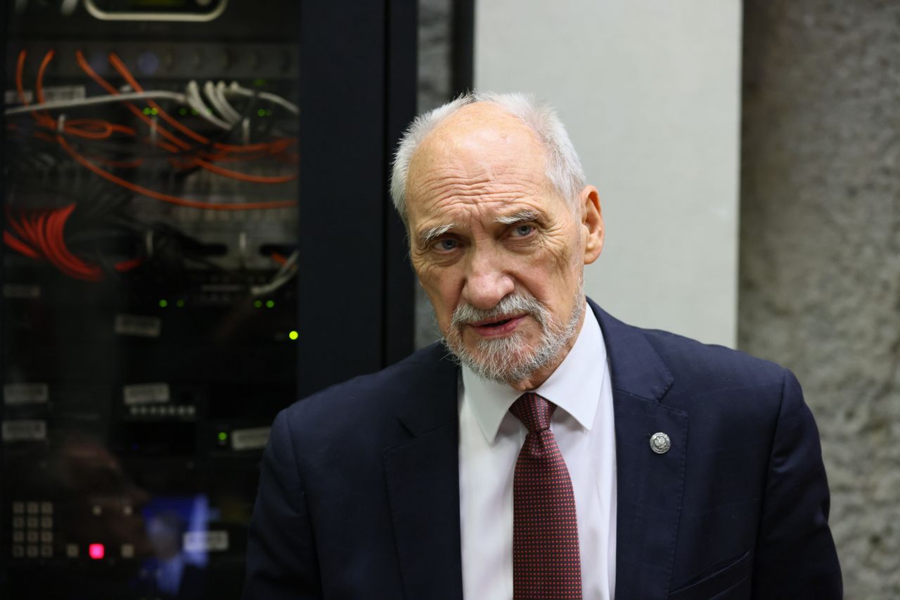 Nowy sondaż. Macierewicz powinien ponieść karę?