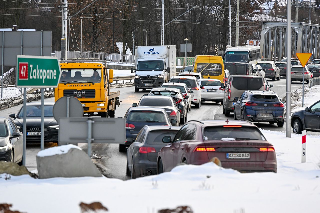 Korki na Zakopiance. Kolizja i wzmożony ruch utrudniają powroty z Tatr