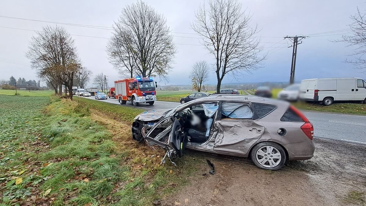 Kia zderzyła się z ciężarówką podczas wyprzedzania