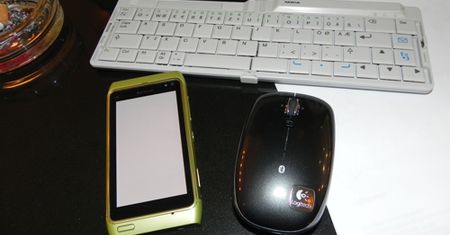 Nokia N8 z klawiaturą i myszką PC [wideo]