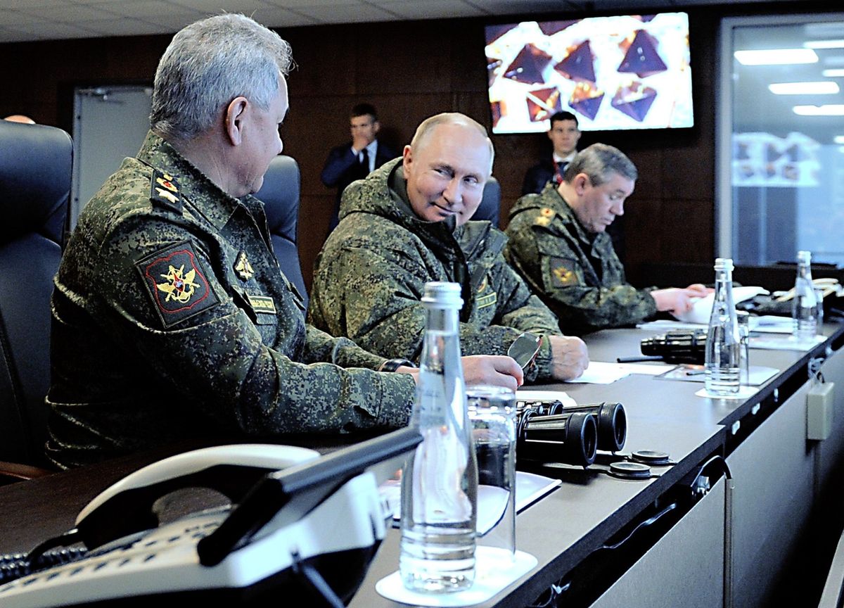 Władimir Putin oraz Siergiej Szojgu i Walerij Gierasimow