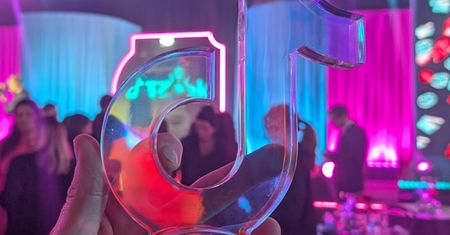 Plush z tytułem "Greatest TikTok" w TikTok Ad Awards CE 2025. Marka domyka rok serią nagród kreatywnych