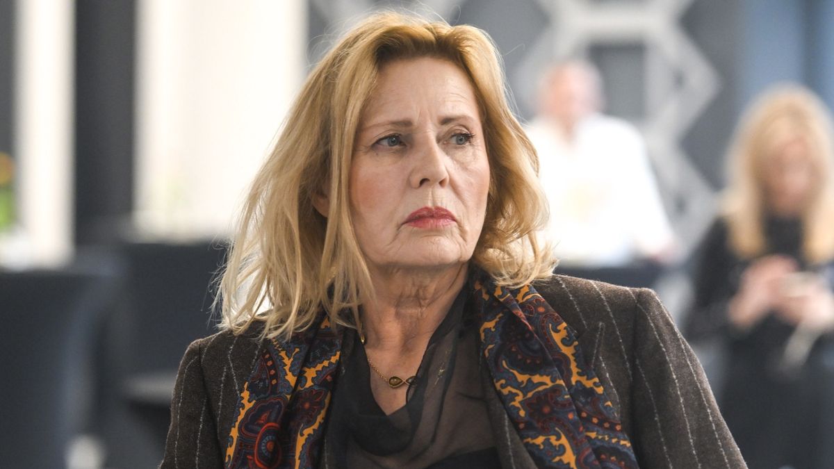 biustonosz, biustonosz czarny, bluzka czarna, bluzka damska, bluzka tiulowa, luty 2024, marynarka damska, Polat - wiosenna ramówka, Polsat, Wiosenna ramówka Polsatu, Wiosenna Ramówka Polsatu 2024, szal we wzory, szal kolorowy