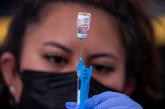 Będzie nowa szczepionka na Omikrona. Możliwe, że już w marcu