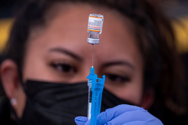 Będzie nowa szczepionka na Omikrona. Możliwe, że już w marcu