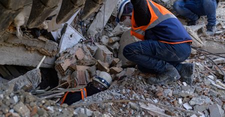 Turcja. W mieście Antakya znaleziono dwóch mężczyzn, którzy przetrwali pod gruzami 261 godzin