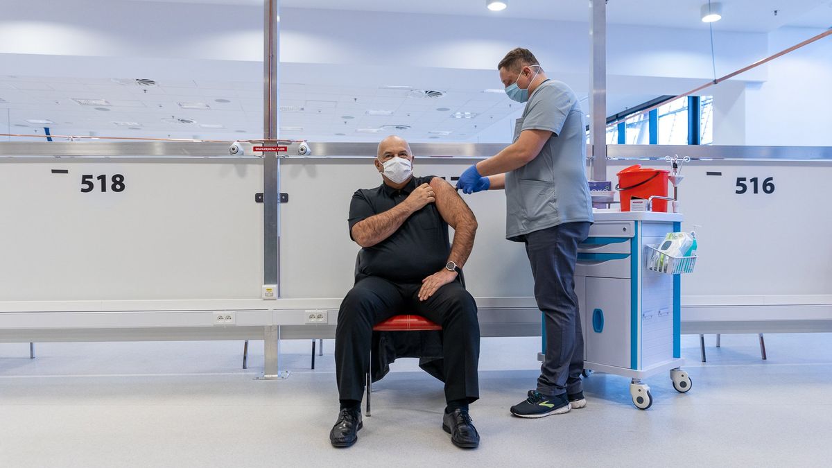 Minister Kościński zaszczepiony Astrą Zeneką.