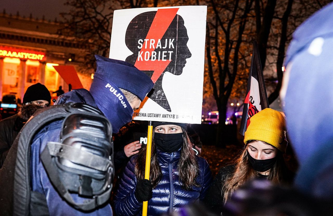 Strajk Kobiet. Policja ściągnęła flagę Polski z błyskawicą. Jest śledztwo