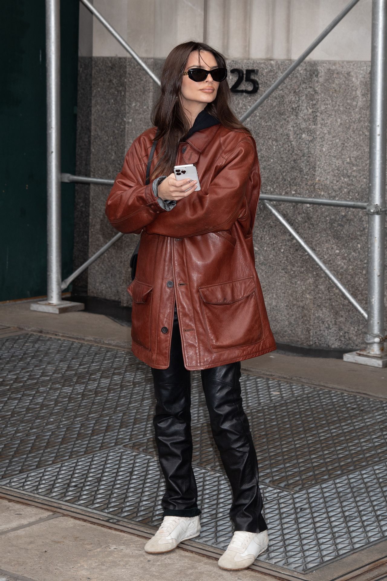Emily Ratajkowski in a total leather look.