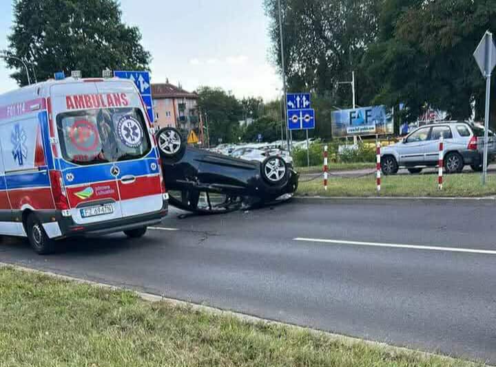 Zielona Góra: Zderzenie Skody i Forda. Jeden samochód dachował