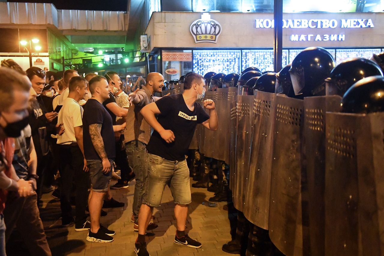 Protestujący w Mińsku po sfałszowaniu wyborów stoją naprzeciw kordonu milicji