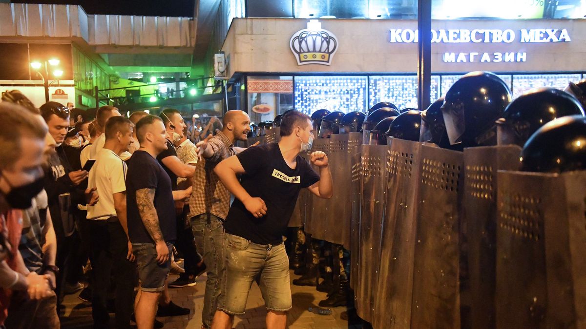 Protestujący w Mińsku po sfałszowaniu wyborów stoją naprzeciw kordonu milicji