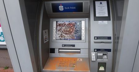 Zdemolowany bankomat popularnego banku, klienci nie mogą wypłacić z niego pieniędzy. Cegła poszła w ruch
