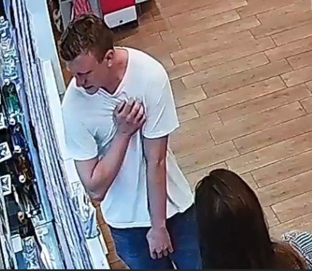 Złodzieje perfum z drogerii