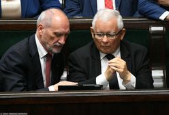 Macierewicz wrócił na chwilę. Zdążył zażenować rodziny ofiar tragedii w Smoleńsku