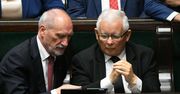 Macierewicz wrócił na chwilę. Zdążył zażenować rodziny ofiar tragedii w Smoleńsku