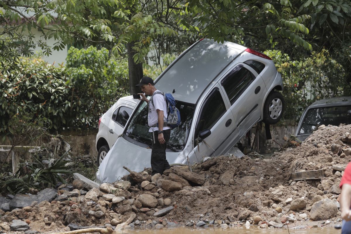 Tragedia w Petropolis, brazylijskim górskim kurorcie. Woda i zwały błota niszczyły domy, porywały samochody i ludzi   PAP/EPA.Antonio Lacerda