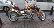 Motocyklista zjechał na pobocze po czym uderzył w stojący znak drogowy