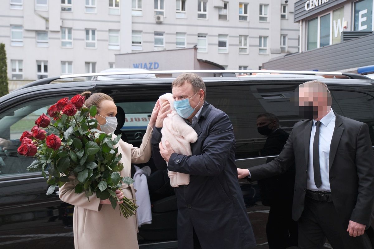Jacek Kurski czule przytulał córeczkę.